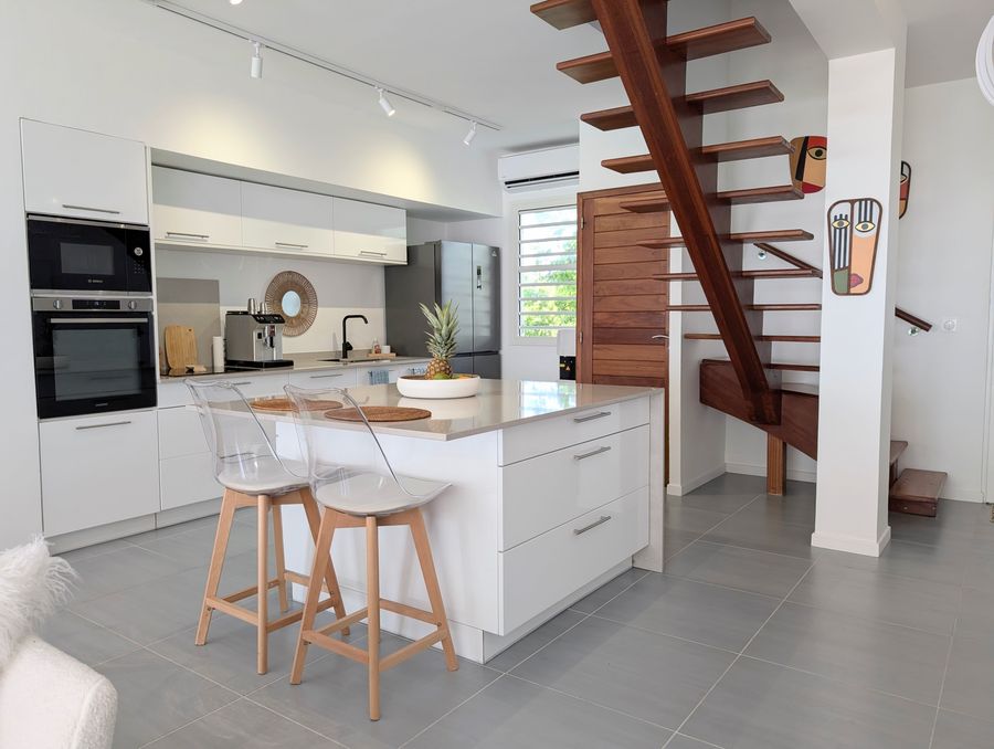 La cuisine équipée et son îlot central — Villa Crystal Beach, Saint-François, Guadeloupe
