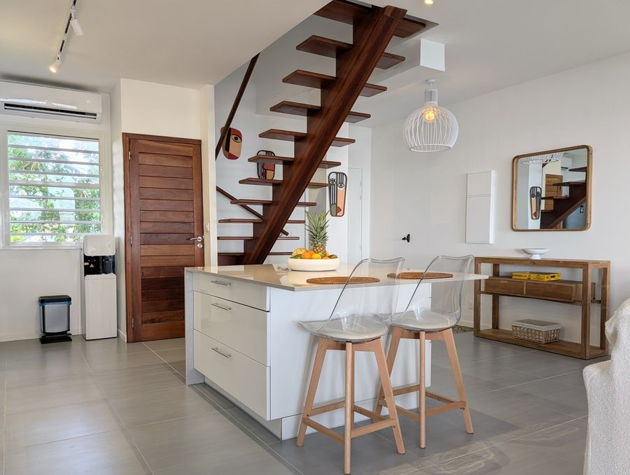 L'îlot, l'escalier et la fontaine d'eau purifiée — Villa Crystal Beach, Saint-François, Guadeloupe