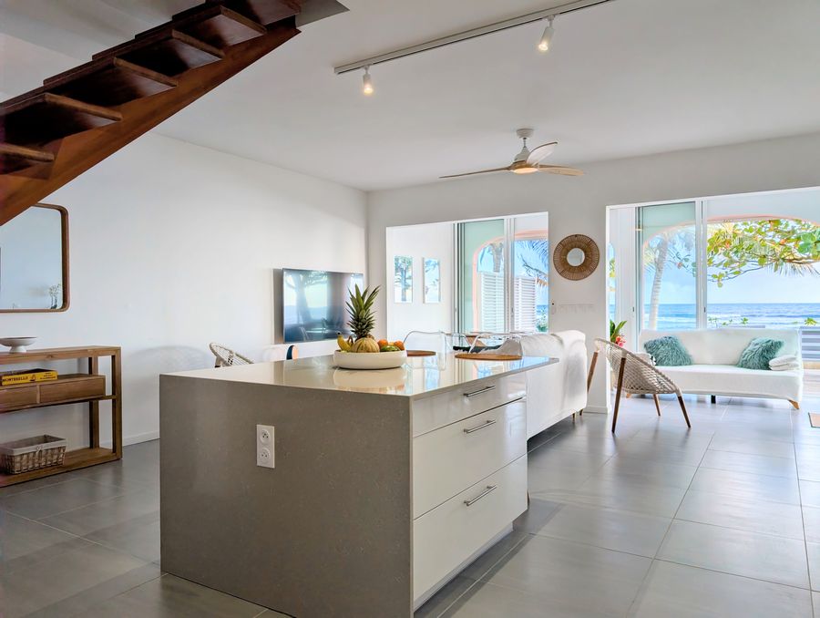 De la cuisine au séjour, tout est ouvert — Villa Crystal Beach, Saint-François, Guadeloupe