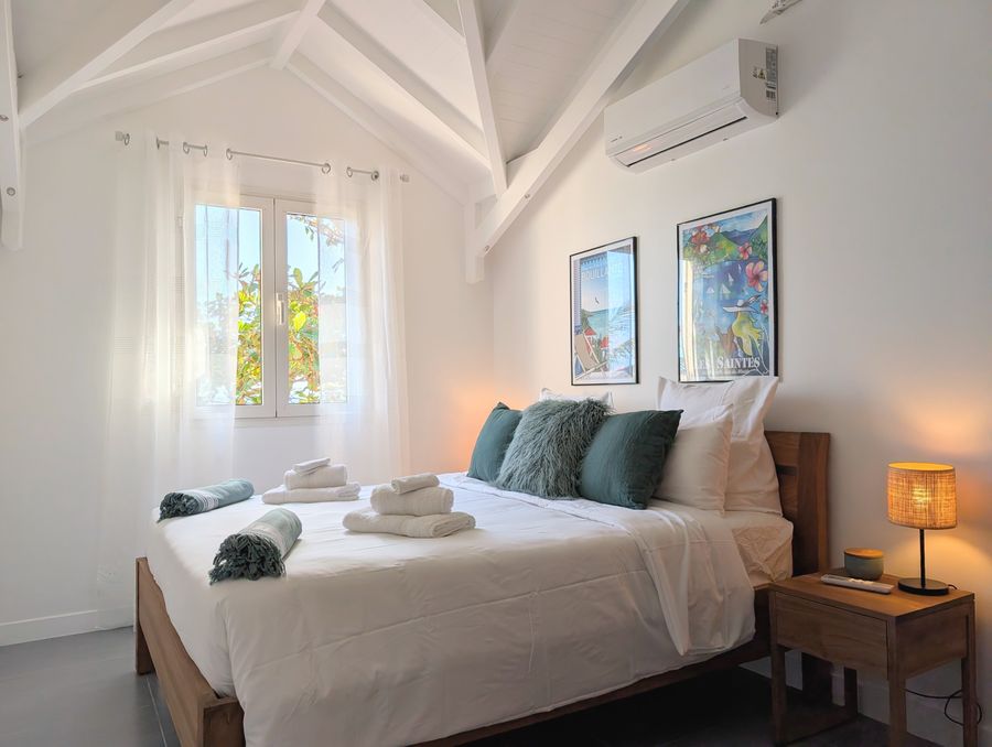La chambre « Les Saintes », sous la charpente blanche — Villa Crystal Beach, Saint-François, Guadeloupe