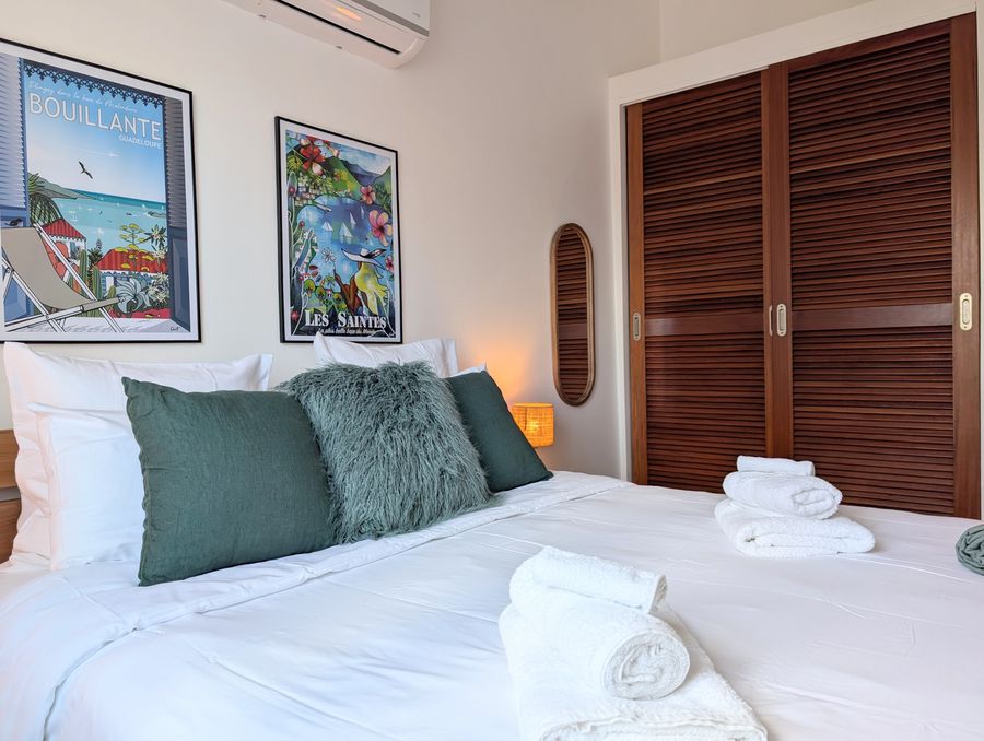 « Les Saintes » : lit queen size et grande penderie — Villa Crystal Beach, Saint-François, Guadeloupe