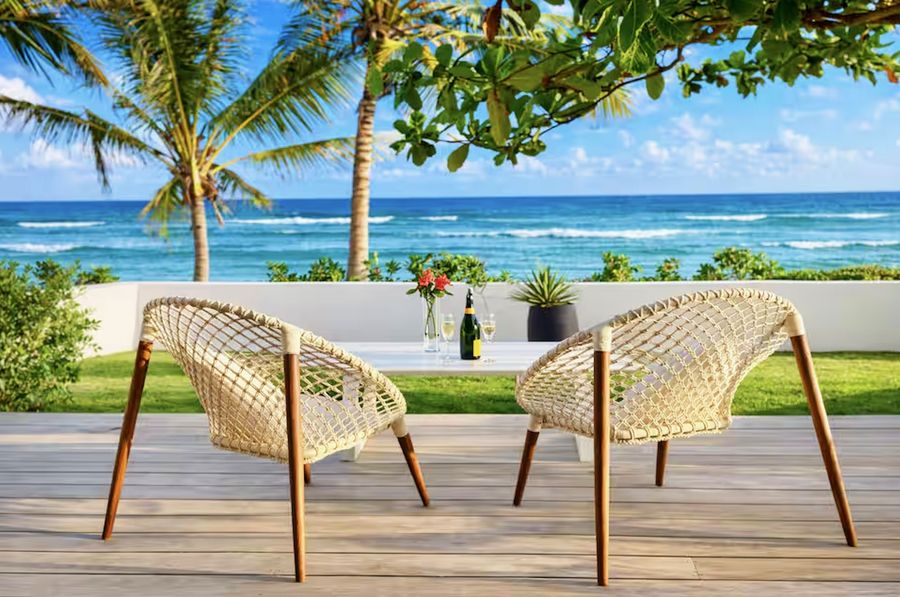 Deux fauteuils, une bouteille au frais et la mer des Caraïbes — Villa Crystal Beach, Saint-François, Guadeloupe