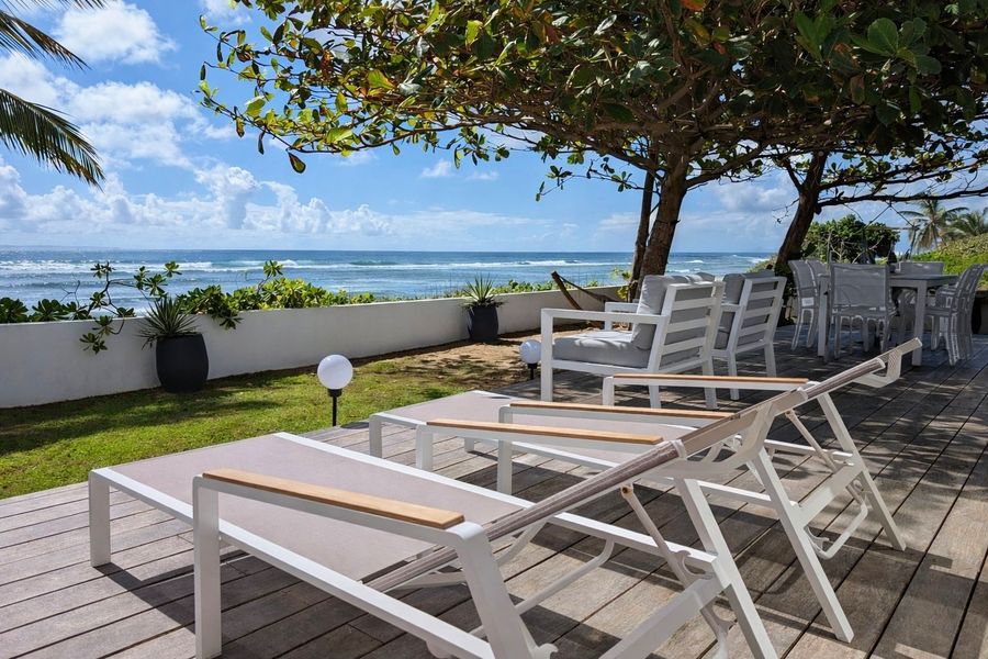 Les transats de la terrasse, face au large — Villa Crystal Beach, Saint-François, Guadeloupe