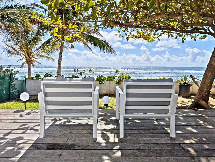 Deux fauteuils tournés vers la barrière de corail — Villa Crystal Beach, Saint-François, Guadeloupe