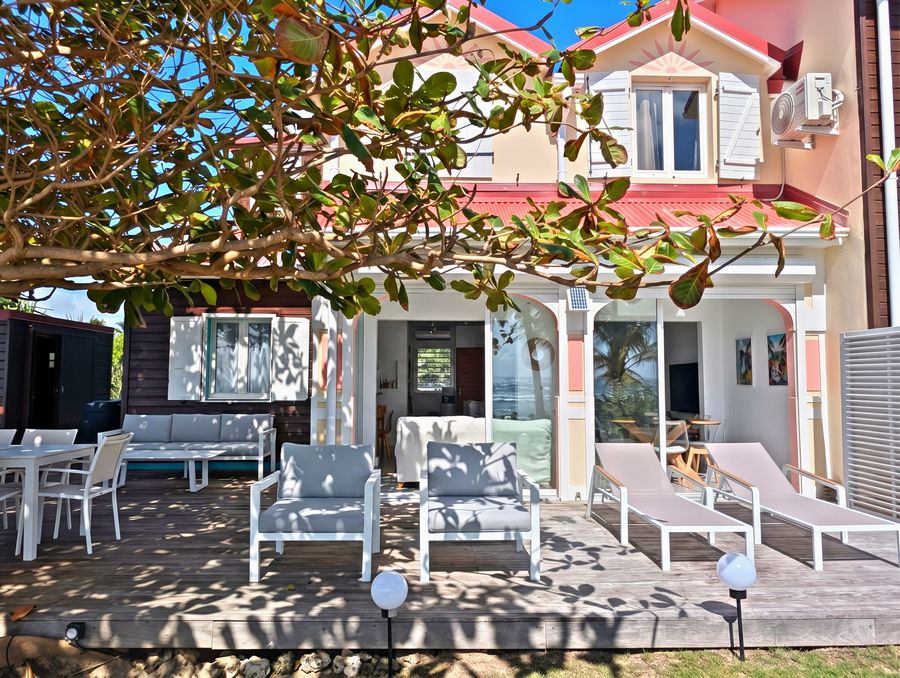 La villa côté mer : terrasse, salon de jardin et transats — Villa Crystal Beach, Saint-François, Guadeloupe