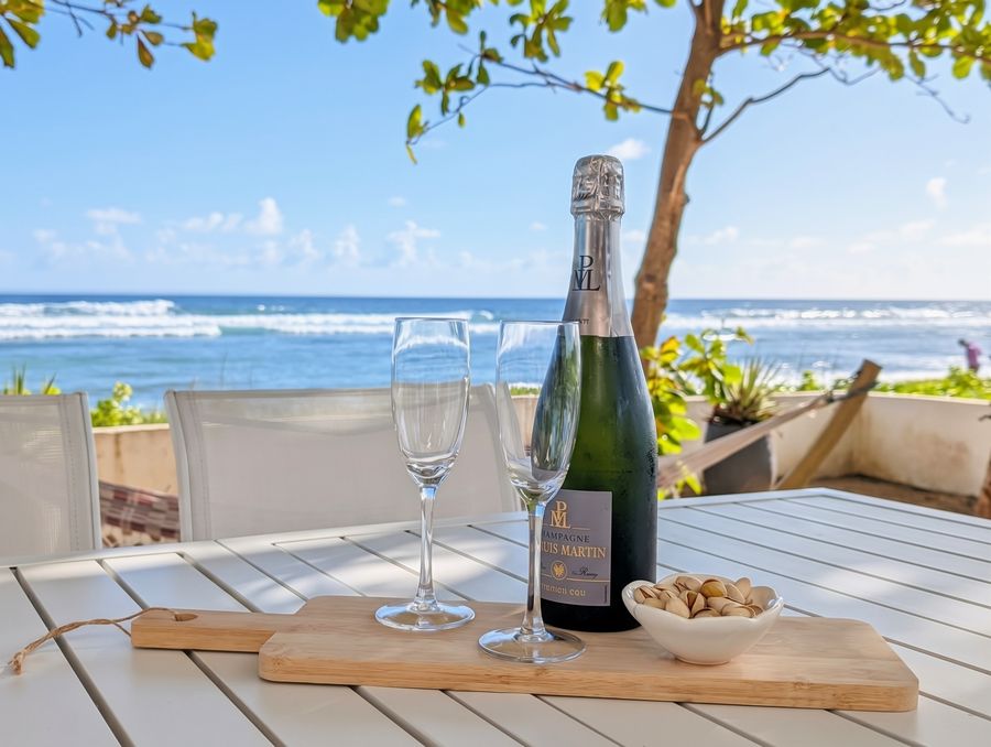 L'apéritif, les pieds presque dans l'eau — Villa Crystal Beach, Saint-François, Guadeloupe