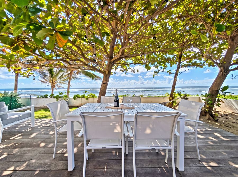 La grande table du jardin, à l'ombre des amandiers — Villa Crystal Beach, Saint-François, Guadeloupe