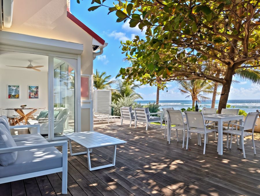 Le séjour, la terrasse et la mer des Caraïbes — Villa Crystal Beach, Saint-François, Guadeloupe