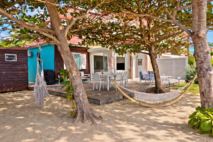 Le jardin de sable, ses amandiers et ses hamacs — Villa Crystal Beach, Saint-François, Guadeloupe