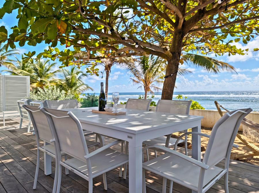 Table pour six sous la ramure — Villa Crystal Beach, Saint-François, Guadeloupe