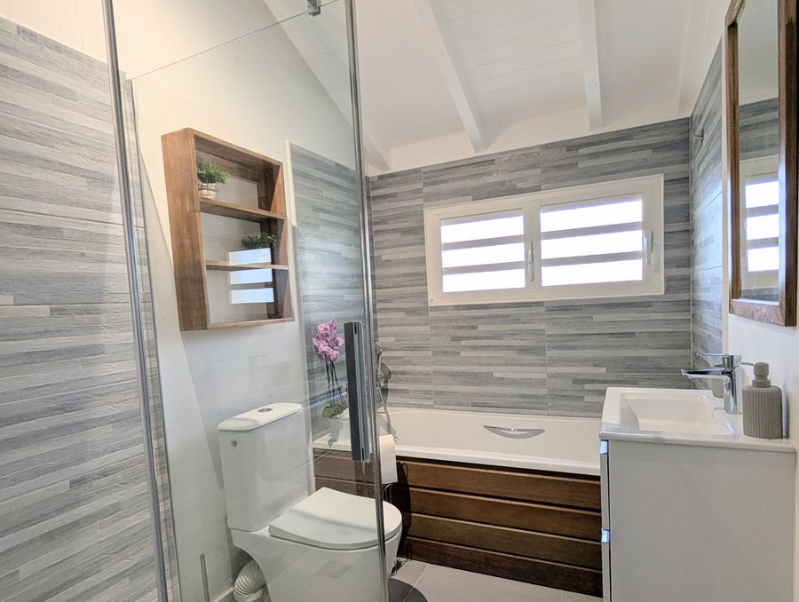 La salle de bain de l'étage, douche et baignoire — Villa Crystal Beach, Saint-François, Guadeloupe
