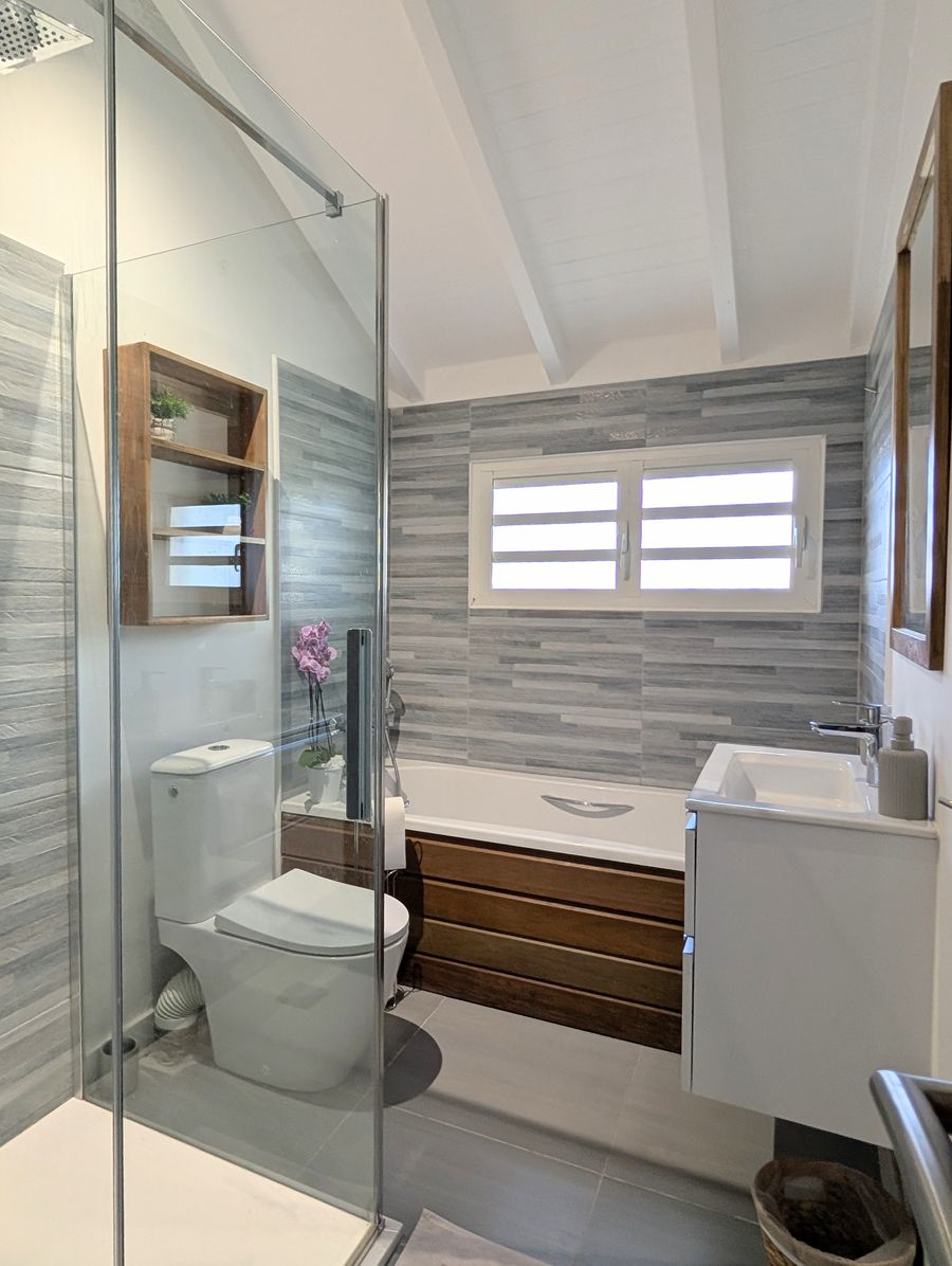Douche vitrée sous la charpente — Villa Crystal Beach, Saint-François, Guadeloupe