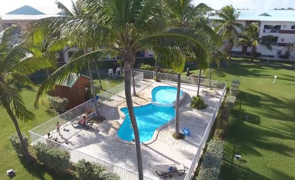 L'une des deux piscines de la résidence, vue du ciel — Villa Crystal Beach, Saint-François, Guadeloupe