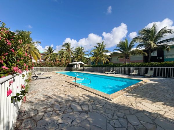 La grande piscine de la résidence — Villa Crystal Beach, Saint-François, Guadeloupe
