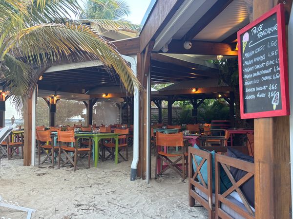 Déjeuner les pieds dans le sable — Villa Crystal Beach, Saint-François, Guadeloupe