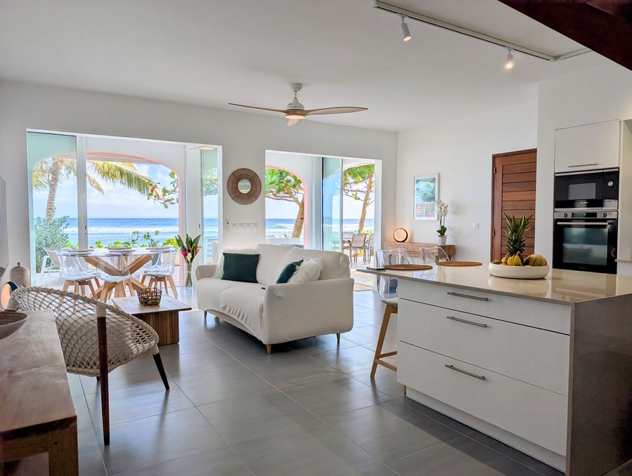 Dès l'entrée, la mer au bout du séjour — Villa Crystal Beach, Saint-François, Guadeloupe