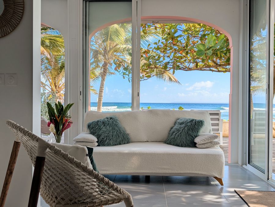 Le canapé Fama, face aux arches et au lagon — Villa Crystal Beach, Saint-François, Guadeloupe