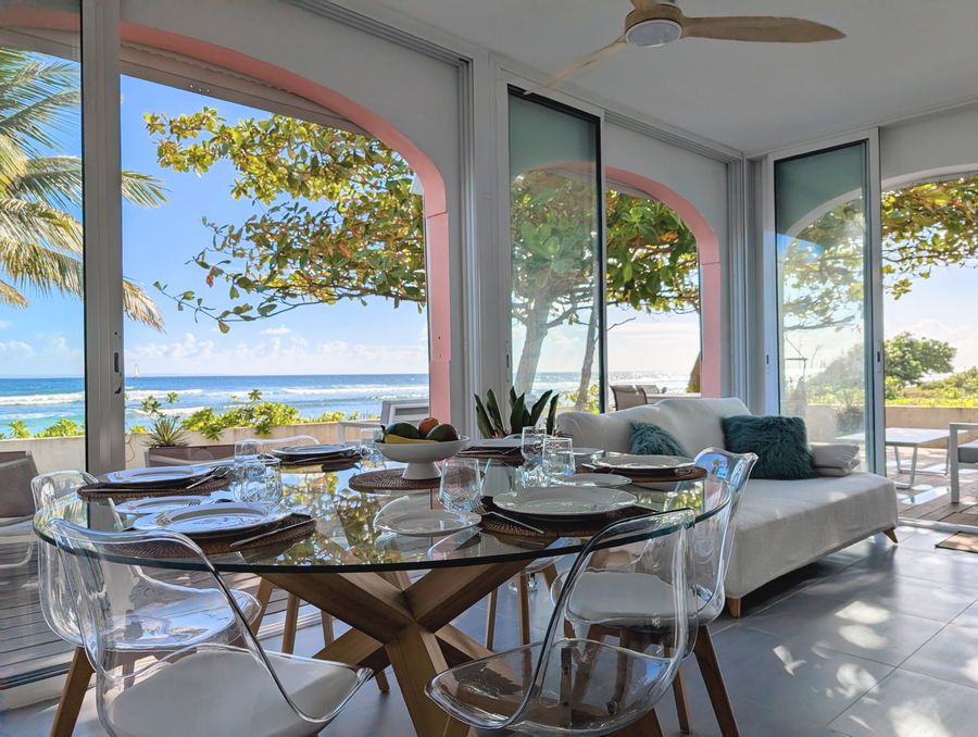 La salle à manger, table dressée devant la mer — Villa Crystal Beach, Saint-François, Guadeloupe
