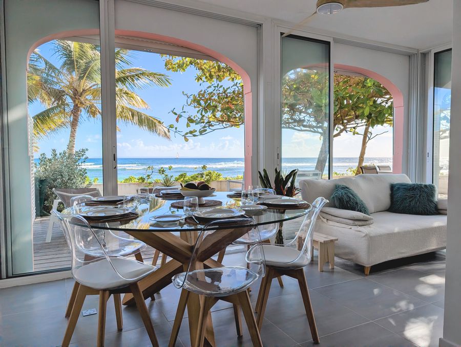 Table ronde en verre et fauteuils transparents — Villa Crystal Beach, Saint-François, Guadeloupe