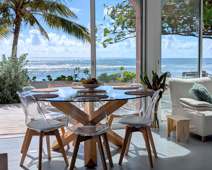La salle à manger ouverte sur la terrasse — Villa Crystal Beach, Saint-François, Guadeloupe