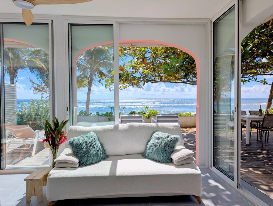Le second canapé, adossé au patio — Villa Crystal Beach, Saint-François, Guadeloupe