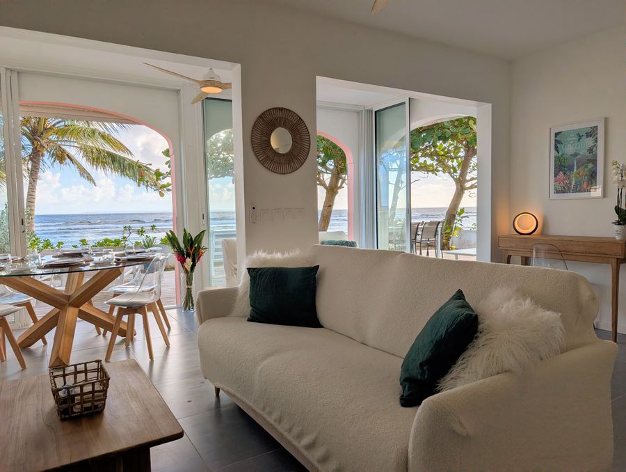 Salon et salle à manger, baignés de lumière — Villa Crystal Beach, Saint-François, Guadeloupe