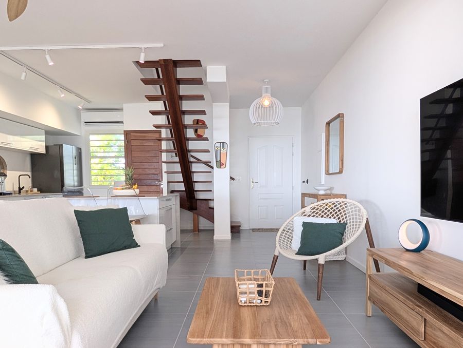 Le salon, l'écran de 65 pouces et l'escalier en bois — Villa Crystal Beach, Saint-François, Guadeloupe