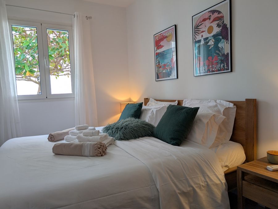 La suite principale, lit queen size de 160 × 200 cm — Villa Crystal Beach, Saint-François, Guadeloupe