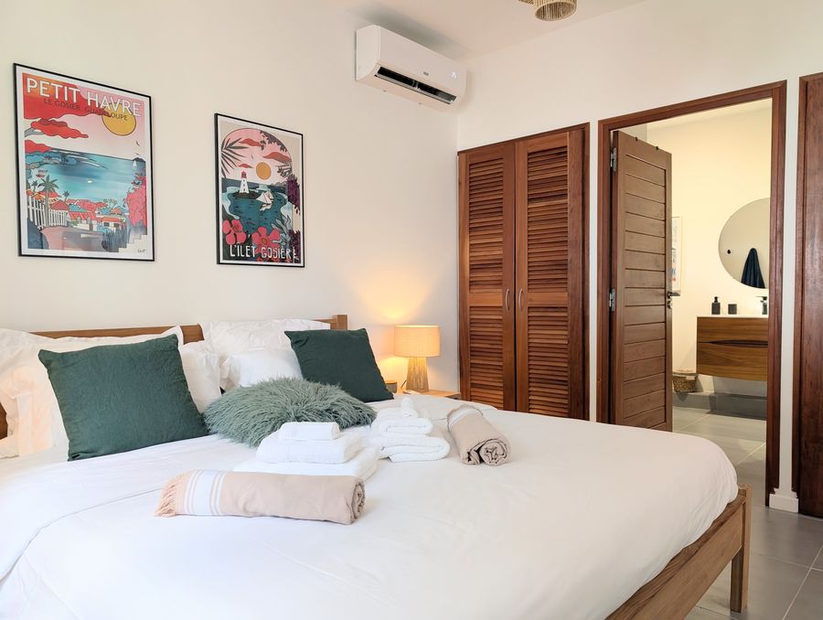 Dressings en bois et salle de bain attenante — Villa Crystal Beach, Saint-François, Guadeloupe