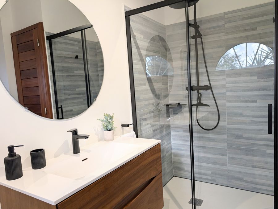 Douche à l'italienne et vasque — Villa Crystal Beach, Saint-François, Guadeloupe